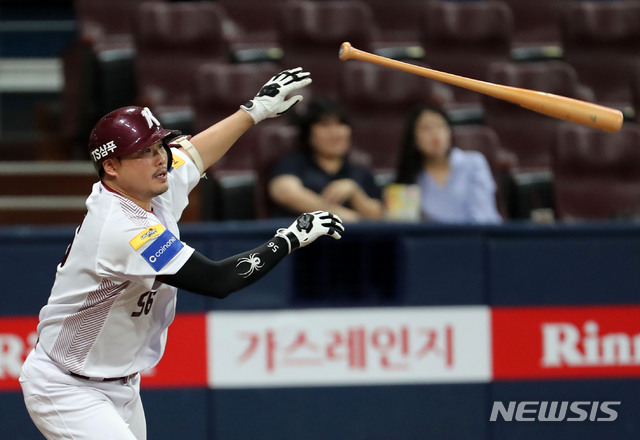 【서울=뉴시스】박주성 기자 = 28일 오후 서울 구로구 고척스카이돔에서 열린 ‘2019 신한은행 MY CAR KBO리그’ NC 다이노스 대 키움 히어로즈의 경기, 2회말 투아웃 키움 이지영이 안타를 치고 있다. 2019.07.28.  park7691@newsis.com