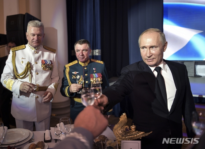 [상트페테르부르크(러시아)=AP/뉴시스] 블라디미르 푸틴 러시아 대통령(오른쪽)과 알렉산드르 주라블료프 대령(가운데)이 지난 2019년 7월28일 러시아 상트페테르부르크에서 열린 해군 기념식에 참석한 모습. 2022.05.13.