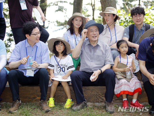 【거제=뉴시스】박진희 기자 = 문재인 대통령이 30일 오후 경남 거제시에 위치한 대통령 별장지 '저도'를 방문 행사를 마치고 국민탐방단과 기념촬영을 하고 있다. 저도는 진해와 부산을 보호하는 전략적 위치로 인해 일제 강점기인 1920년대부터 군기지로 활용되고 있다. 1972년에는 대통령 별장(청해대)지로 지정되어 일반인은 거주 또는 방문을 금지했다. 문 대통령의 이번 방문은 국내 관광 활성화와 저도를 국민에게 돌려준다는 2017년 대선공약 이행차원에서 마련했다. 2019.07.30. pak7130@newsis.com