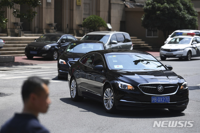 【상하이=AP/뉴시스】 미국 측 무역협상팀이 탑승한 것으로 보이는 차량들이 30일 중국 상하이의 한 호텔에 도착하고 있다. 2019.07.30 