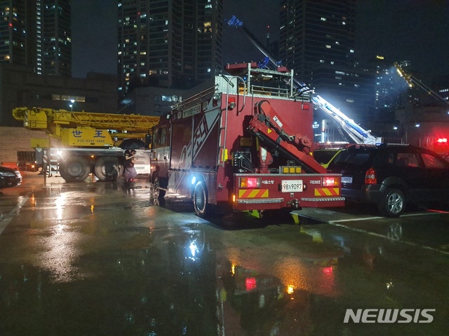 【서울=뉴시스】이윤희 기자 = 31일 갑작스런 폭우로 작업자 3명이 고립돼 1명이 숨지고 2명이 실종된 서울 양천구 목동 빗물펌프장에서 소방관계자들이 야간 구조작업을 하고 있다.