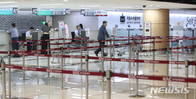 【서울=뉴시스】김선웅 기자 = 일본의 한국 수출규제로 인한 반발로 일본 여행이 대폭 감소했다. 국토교통부에 따르면 자발적 일본여행 거부 운동이 시작된 7월 하반기 일본 항공여객 수가 지난 보다 13% 가량 감소했다. 31일 서울 강서구 김포국제공항 국제선 내 일본 항공사 탑승 수속 창구가 한산한 모습을 보이고 있다. 2019.07.31. mangusta@newsis.com