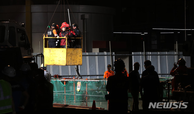 【서울=뉴시스】 홍효식 기자 = 갑작스런 폭우로 목동 빗물 펌프장에서 일하던 작업자 3명이 고립돼 1명이 숨지고 2명이 실종된 사고가 발생한 가운데 1일 오전 서울 양천구 목동 빗물펌프장에서 소방 관계자들이 수색 및 구조작업을 이어가고 있다. 2019.08.01.  yesphoto@newsis.com 