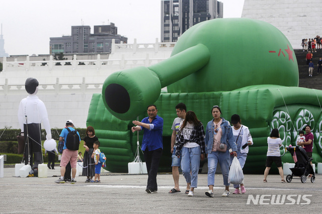 【타이베이(대만)=AP/뉴시스】 ﻿﻿대만이 3월부터 자국민의 중국행 단체관광을 전면 재개하려던 방침을 돌연 철회하기로 한데 대해 대만 관광업계 반발이 거세다. 사진은 2019년 6월1일 대만 타이베이의 장제스 기념관을 찾은 중국 관광객들의 모습. 2024.02.14