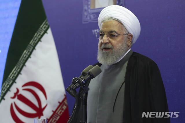 【이란대통령실· AP/뉴시스】하산 로하니 이란 대통령이 지난 1일 이란 북서부 지역발전소 개소식에 참석해 연설하는 모습. (출처=이란 대통령실) 2019.08.22.
