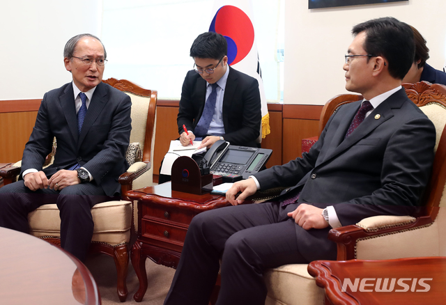 【서울=뉴시스】김병문 기자 = 나가미네 야스마사 주한 일본대사가 일본이 한국을 백색국가에서 제외한 것과 관련해 2일 오후 서울 종로구 외교부 청사로 초치돼 발언을 하고 있다. 오른쪽은 조세영 1차관. 2019.08.02. photo@newsis.com