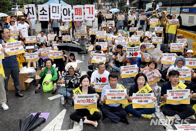 【서울=뉴시스】김병문 기자 = 정의당 심상정(앞줄 왼쪽 세번째) 대표가 3일 오후 서울 종로구 일본대사관 소녀상 앞에서 열린 '아베도발 규탄·한일군사정보보호협정 파기 촉구 정의당 정당연설회'에서 참석자들과 구호를 외치고 있다. 2019.08.03. dadazon@newsis.com