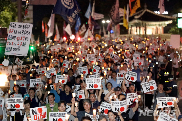 【서울=뉴시스】김병문 기자 = 일본의 화이트리스트 제외 결정 다음 날인 3일 오후 역사왜곡·경제침략·평화위협 아베규탄 시민행동(아베규탄시민행동) 주최로 열린 ‘아베 규탄 3차 촛불문화제’에 참석한 시민들이 서울 종로구 일본대사관에서 조선일보사 방향으로 행진하고 있다. 2019.08.03.  dadazon@newsis.com