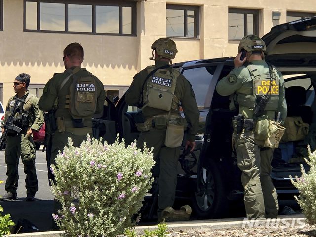 【앨페소(미 텍사스주)=AP/뉴시스】미 텍사스주 엘패소의 쇼핑몰 총격사건을 조사하는 경찰과 각 기관의 합동수사진이 3일(현지시간)이 총격 용의자 1명을 체포한 뒤 일대를 순찰하고 있다. 2019.8.4 