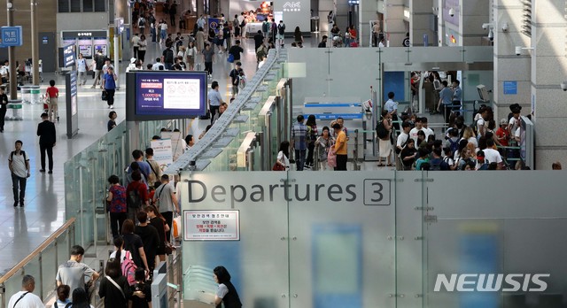 【인천공항=뉴시스】 고범준 기자 = 휴가철을 맞이한 4일 오전 인천공항 제1여객터미널에서 해외여행을 떠나는 시민들로 붐비고 있다. 2019.08.04. bjko@newsis.com