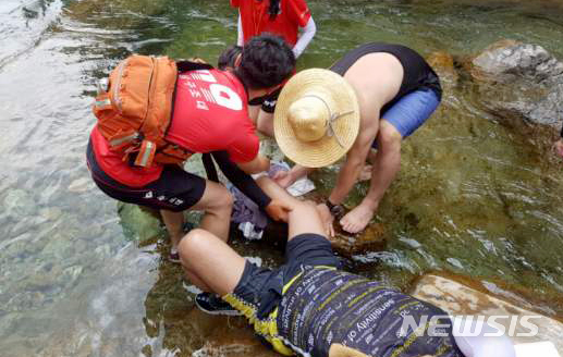 【구례=뉴시스】신대희 기자 = 구례소방서 수상구조대원들이 4일 오전 11시51분께 전남 구례군 토지면 지리산 피아골 계곡에서 물놀이 중 골절상을 입은 40대 남성을 응급 처치하고 있다. 2019.08.04. (사진 = 전남도소방본부 제공) photo@newsis.com