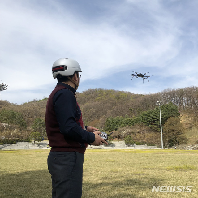  지난 4월 양지공원 시험비행장에서 무인멀티콥터 시험 비행을 하고 있다. (뉴시스 자료사진)