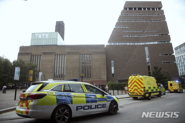 【런던=AP/뉴시스】 4일(현지시간) 영국 런던의 테이트모던 미술관 앞에 경찰과 구급대원들이 출동해있다. AP통신에 따르면 이날 테이트모던의 10층 테라스 관람석에서 6세 소년을 던진 17세 청소년이 살인미수 혐의로 체포됐다. 2019.8.5.