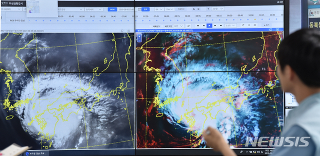 【수원=뉴시스】김종택 기자 = 제8호 태풍 프란시스코가 한반도를 향해 북상하자 6일 오전 경기도 수원시 권선구 수도권 기상청 직원들이 태풍의 이동 경로를 예의주시 하고있다.태풍 프란시스코는 바람이 매우 강하고 한반도 상륙 직후에는 폭우가 쏟아질 전망이며 특히 태풍 진로의 오른쪽 강원 영동과 영남 지역이 위험 반원에 들면서 피해가 우려된다. 2019.08.06.semail3778@naver.com