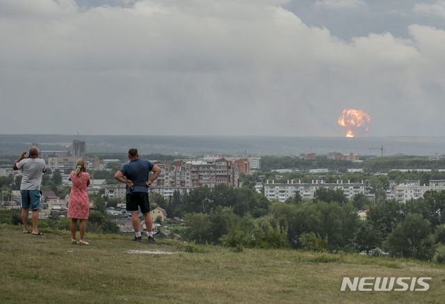 5일 러시아 동부 시베리아 아친스크 부근 무기저장소에서 화재가 나자 시민들이 바라보고 있다. AP