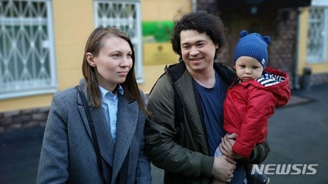 【서울=뉴시스】지난달 27일 1살 아들을 데리고 모스크바에서 열린 반정부 시위에 참가했다 어린 아들을 위험에 빠트렸다는 이유로 검찰로부터 친권 박탈을 요구당한 러시아의 드미트리와 올가 부부 및 이들의 아들. <사진 출처 : 英 BBC> 2019.8.7