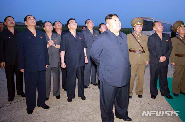 【서울=뉴시스】북한 로동신문은 김정은 국무위원장이 6일 새벽 "신형전술유도탄 위력시위발사를 참관했다"고 7일 보도했다.  로동신문 1면에 사진 9장과 함께 "우리 나라 서부작전비행장에서 발사된 전술유도탄 ２발은 수도권지역 상공과 우리 나라 중부내륙지대 상공을 비행하여 조선동해상의 설정된 목표섬을 정밀타격하였다"고 보도했다. 2019.08.07. (출처=로동신문)  photo@newsis.com