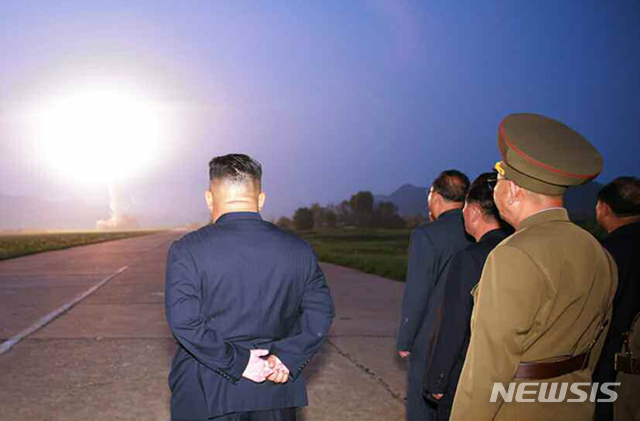 【서울=뉴시스】북한 로동신문은 김정은 국무위원장이 6일 새벽 "신형전술유도탄 위력시위발사를 참관했다"고 7일 보도했다. 로동신문 1면에 사진 9장과 함께 "우리 나라 서부작전비행장에서 발사된 전술유도탄 ２발은 수도권지역 상공과 우리 나라 중부내륙지대 상공을 비행하여 조선동해상의 설정된 목표섬을 정밀타격하였다"고 보도했다. 2019.08.07. (출처=로동신문) photo@newsis.com