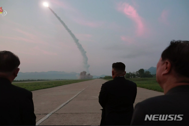 【서울=뉴시스】 김정은 북한 국무위원장이 지난 6일 새벽 '신형전술유도탄 위력시위발사를 참관했다'고 조선중앙TV가 7일 보도하고 있다.  서부작전비행장에서 발사된 전술유도탄 ２발은 수도권지역 상공과 우리 나라 중부내륙지대 상공을 비행하여 조선동해상의 설정된 목표섬을 정밀타격하였다고 보도했다. 2019.08.07. (사진=조선중앙TV 캡쳐)  photo@newsis.com