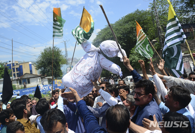 8일 파키스탄령 카슈미르 주도 무자파라바드에서 인도의 모디 총리 화형식이 펼쳐지고 있다  AP