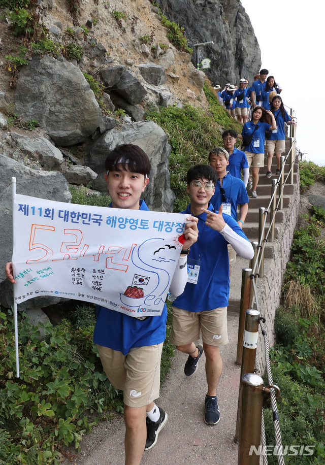 【울릉=뉴시스】 이윤청 기자 = '제11회 대한민국 해양영토 대장정'에 참가한 대원들이 10일 경북 울릉군 울릉읍 행남해안산책로를 걷고 있다.  올해 해양영토 대장정은 해양수산부(장관 문성혁)가 주최하고 한국해양재단(이사장 강무현)이 주관하며 부산항만공사(사장 남기찬)와 민영뉴스통신사 뉴시스(대표이사 김형기), 3.1운동 및 대한민국임시정부 수립 100주년 기념사업추진위원회의 후원으로 진행된다.  참가자들은 '희망팀(서해)'과 '미래팀(동해)'으로 나눠 울릉도, 독도, 백령도 및 거문도 등 우리나라의 끝단도서와 주요 해양도시 및 천안, 안동 등 우리 선조들의 독립운동성지를 탐방한다. 2019.08.10.  radiohead@newsis.com