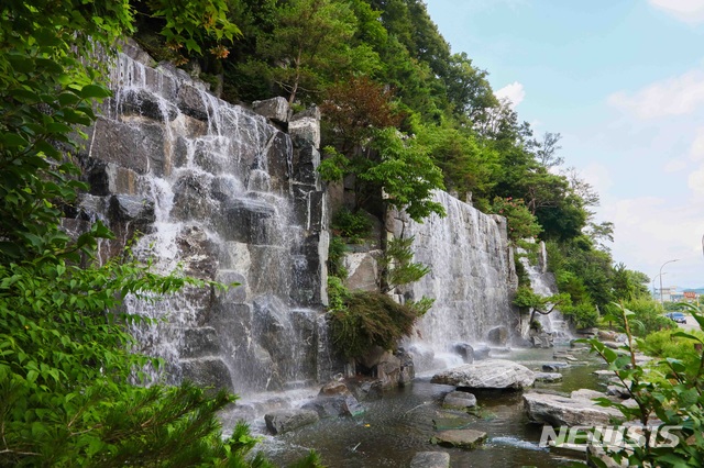  버려지던 지하수를 이용해 12일부터 다시 가동할 김량장동 벽천분수. (사진제공=용인시)