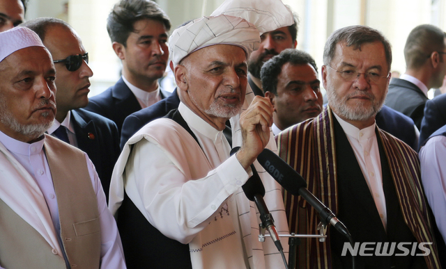 【카불(아프가니스탄)=AP/뉴시스】아슈파르 가니 아프가니스탄 대통령(가운데)이 지난달 11일 카불에서 이드 알-아드하 기도를 마친 후 아프간은 외국의 개입 없이 스스로 운명을 결정해야 한다고 연설하고 있다. 2019.09.10
