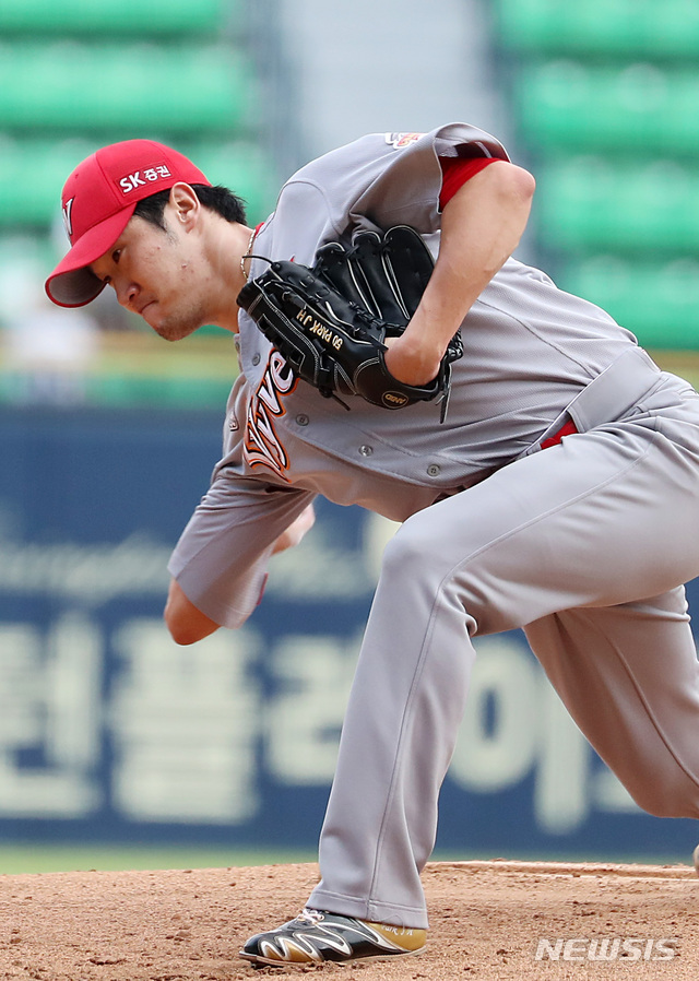 【서울=뉴시스】이영환 기자 = 11일 오후 서울 송파구 잠실야구장에서 열린 2019 KBO리그 LG 트윈스 대 SK 와이번스의 경기, 1회말 SK 선발 박종훈이 공을 던지고 있다. 2019.08.11. 20hwan@newsis.com