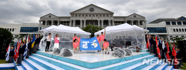 【광주=뉴시스】신대희 기자 = 지구촌 수영동호인들의 축제 2019광주세계마스터즈수영선수권대회 개회식이 11일 오후 광주 광산구 남부대학교 우정의 동산 특설무대에서 펼쳐지고 있다. 2019.08.08. sdhdream@newsis.com