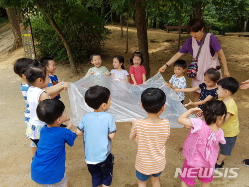 【서울=뉴시스】서울 도봉구 반딧불이 유아숲체험장 프로그램 모습. 2019.08.12. (사진=도봉구 제공)