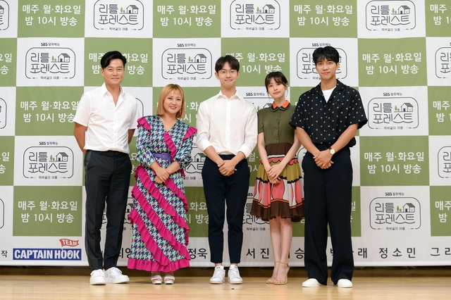 왼쪽부터 이서진, 박나래, 김정욱 PD, 정소민, 이승기