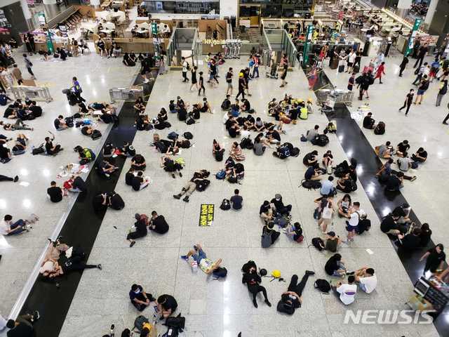 홍콩 국제공항 밤9시 시위대 모습 <CNN 캡쳐> 