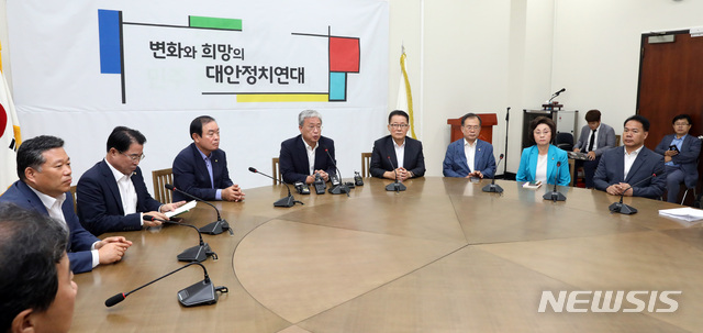 【서울=뉴시스】 박영태 기자 = 12일 오전 서울 여의도 국회에서 열린 민주평화당 내 제3지대 구축 모임인 변화와 희망의 대안정치연대 회의에서 유성엽 원내대표가 발언하고 있다. 2019.08.12. since1999@newsis.com