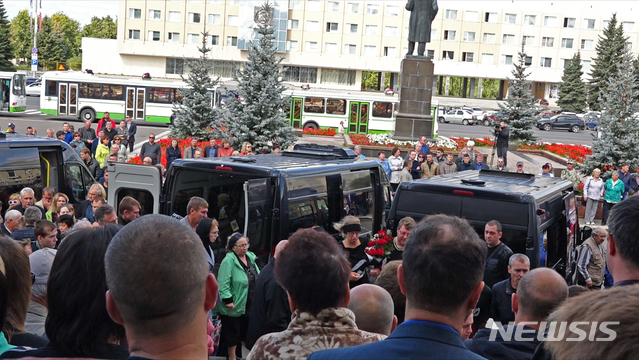 【모스크바= AP/뉴시스】13일 사로프 시 광장의 장례식에 운집한 추모객들.  
