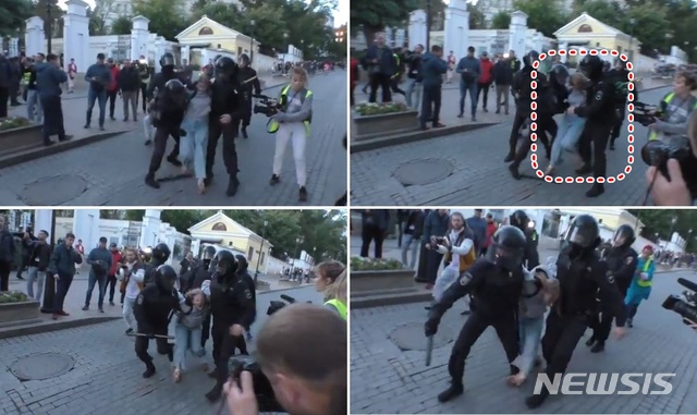【서울=뉴시스】 러시아 모스크바에서 공정선거를 촉구하는 시위가 이어지는 가운데 경찰이 시위에 나선 여성의 배를 내리치는 동영상이 사회관계망서비스(SNS)에 공개되며 공분을 사고 있다. 여성은 맞은 뒤 제대로 걸음을 떼지 못하는 모습이다. (사진=유튜브 캡처) 2019.8.13.