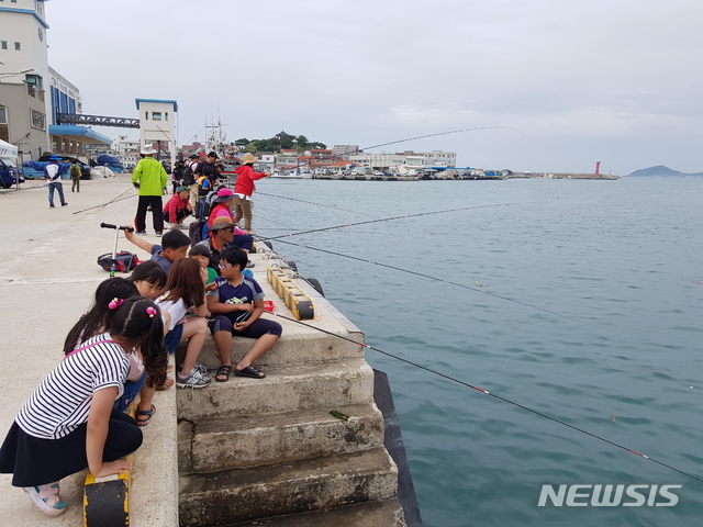 【제주=뉴시스】배상철 기자 = 가족 낚시대회 사진. 2019.08.14. (사진=제주관광공사 제공) bsc@newsis.com