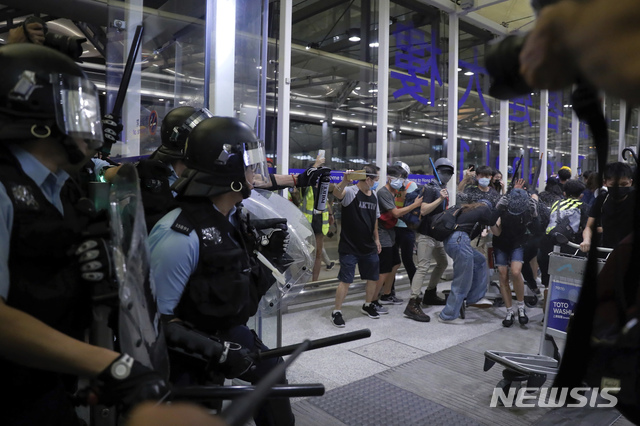 【홍콩=AP/뉴시스】13일 밤 홍콩 국제공항에서 진압경찰이 시위대를 향해 최루액을 발사하며 해산을 시도하고 있다. 홍콩 국제공항은 시위대의 점거가 이어지면서 13일에도 극심한 혼란을 빚었다. 2019.08.14 