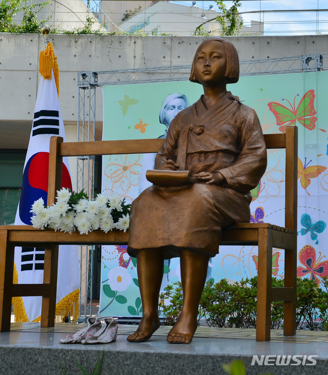 [광주=뉴시스] 변재훈 기자 = 지난해 8월14일 오전 광주 서구 평화의 소녀상 앞에서 일본군 위안부 피해자 기림의 날 기념행사가 열리고 있다. 2019.08.14. wisdom21@newsis.com