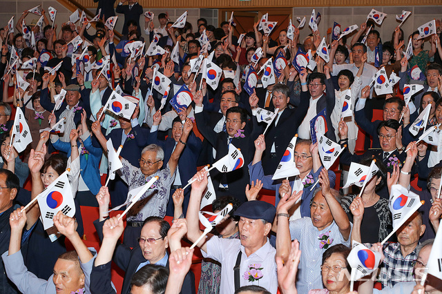 【대전=뉴시스】조명휘 기자 = 15일 대전시청 대강당에서 열린 제74주년 광복절 경축행사에 참석한 광복회원들과 시민 등이 만세삼창을 하고 있다. 2019.08.15. (사진= 대전시 제공) photo@newsis.com