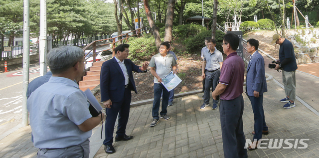 【의왕=뉴시스】 박석희 기자 = 김상돈 시장이 동행한 공직자들에게 무더위 쉼터의 철저한 안전 점검 등을 지시하고 있다.(사진=의왕시 제공)