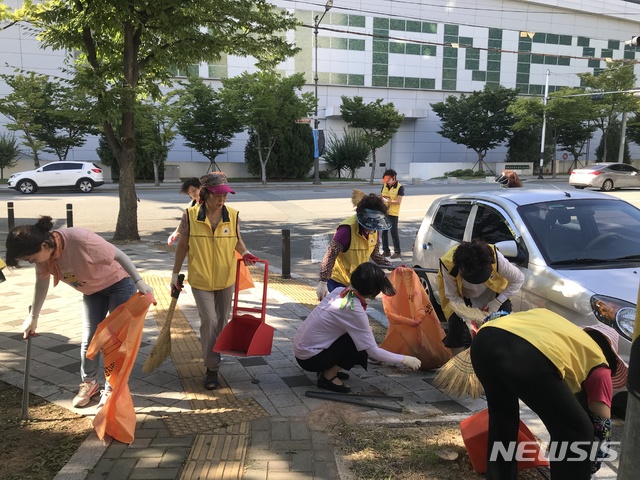 【대구=뉴시스】김정화 기자 = 대구시 북구와 산격2동 통장협의회 회원들은 산격동 일대 취약지역의 생활 쓰레기, 담배꽁초 등을 수거하고 불법 광고물을 제거하는 환경정화 활동을 진행했다. 2019.08.15. (사진=대구시 북구 제공) photo@newsis.com