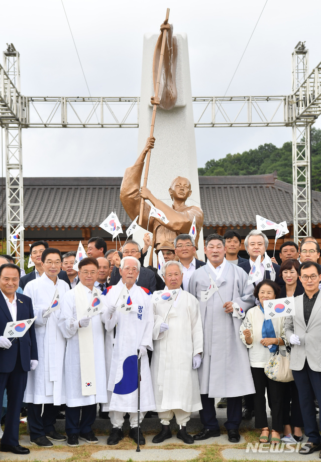 【안동=뉴시스】 15일 경상북도독립운동기념관에서 3.1운동 및 대한민국임시정부수립 100주년 기념 상징조형물 제막식이 진행되고 있다. 2019.08.15 (사진=경북도 제공)