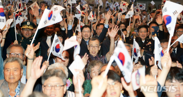 【창원=뉴시스】홍정명 기자= 15일 오전 경남도청 신관 대강당에서 거행된 '제74주년 광복절 경축식'에서 김경수 도지사 등 참석자들이 만세삼창을 하고 있다.2019.08.15.(사진=경남도 제공) hjm@newsis.com