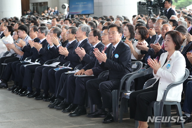 【천안=뉴시스】박진희 기자 = 15일 오전 천안 독립기념관 겨레의 집에서 열린 제74주년 광복절 경축식에서 이해찬 더불어민주당 대표, 황교안 자유한국당 대표, 손학규 바른미래당 대표 심상정 정의당가 문재인 대통령의 경축사에 박수를 보내고 있다. 심상정 대표 옆 정동영 민주평화당 대표의 자리가 비어 있다. 2019.08.15. pak7130@newsis.com