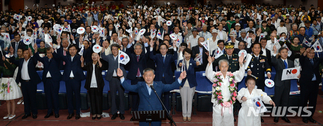 【전주=뉴시스】 김얼 기자= 15일 전북 전주시 전북도청 공연장에서 제74주년 광복절 경축행사를 실시된 가운데 송하진 전북도지사, 송성환 전북도의장을 비롯한 시민과 관계자들이 만세삼창을 외치고 있다. 2019.08.15. pmkeul@newsis.com