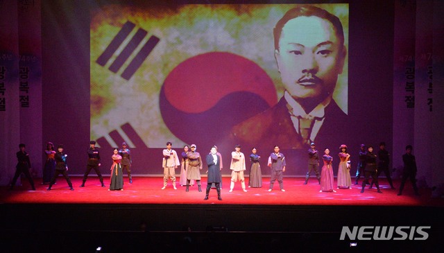 【울산=뉴시스】배병수 기자 = 제74주년 광복절 경축행사가 15일 울산문화예술회관 대공연장에서 열린 가운데 '대한광복의 햇불, 고헌 박상진' 창작 뮤지컬 공연이 펼쳐지고 있다. 2019.08.15. bbs@newsis.com