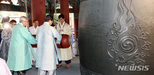 【서울=뉴시스】 고범준 기자 = 광복절인 15일 서울 종로구 보신각에서 열린 제74주년 광복절 기념 타종 행사에서 2019 국제축구연맹(FIFA) U-20 월드컵에서 한국 최초 준우승을 차지한 한국 대표팀 정정용 감독 및 참석자들이 타종을 하고 있다. 2019.08.15.  bjko@newsis.com