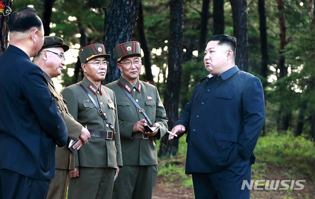 【서울=뉴시스】북한 김정은 국무위원장이 지난 16일 새 무기 시험사격을 지도했다고 조선중앙TV가 17일 보도했다. 2019.08.17. (사진=조선중앙TV 캡처)  photo@newsis.com