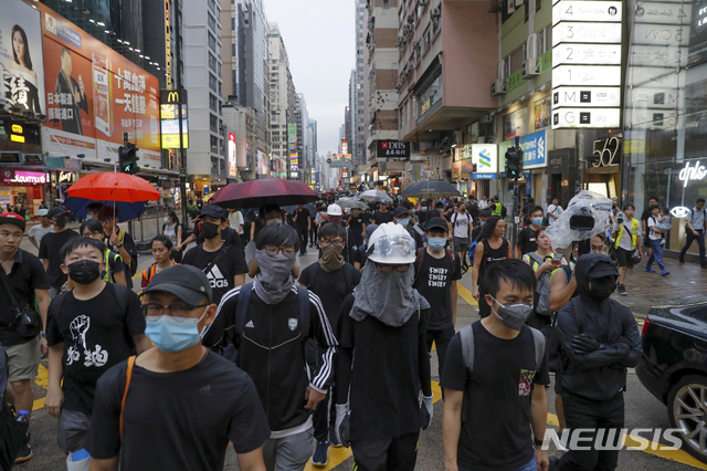 【홍콩=AP/뉴시스】17일 홍콩 중심가에서 민주화를 요구하는 반중 시위대가 행진하고 있다. 2019.08.17. 