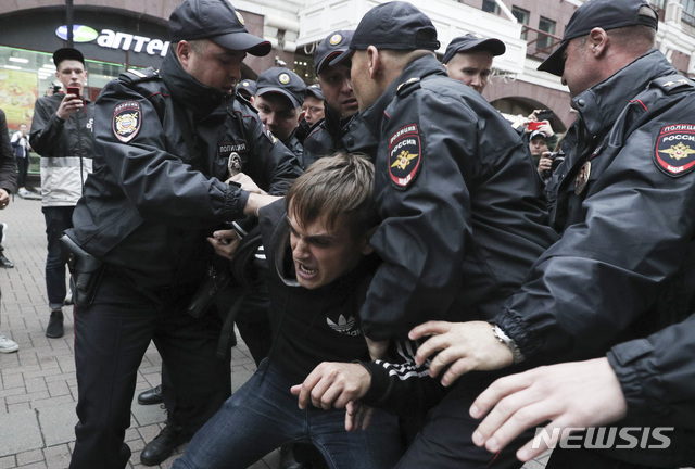 [모스크바=AP/뉴시스] 지난 8월17일 러시아 모스크바 경찰이 시위에 나선 시민을 현장에서 체포하고 있다. 당시 러시아 수도 모스크바에서는 6만명의 시위대가 거리로 나와 공정선거를 촉구하며 정부를 비판했다. 2011년 총선 부정선거 의혹 시위 이후 최대 규모의 반정부 시위였다. 2019.12.12.